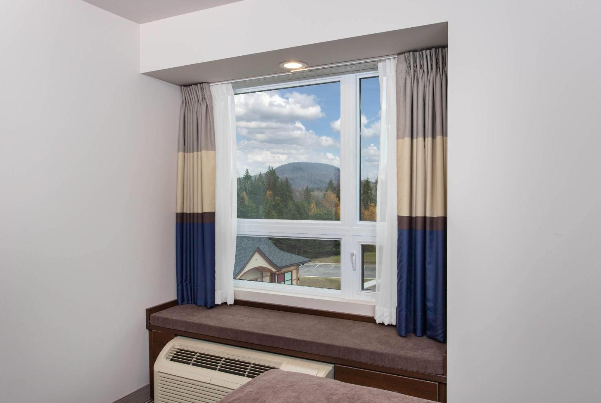 Microtel Inn & Suites By Wyndham Mont Tremblant Mont-Tremblant Exterior foto
